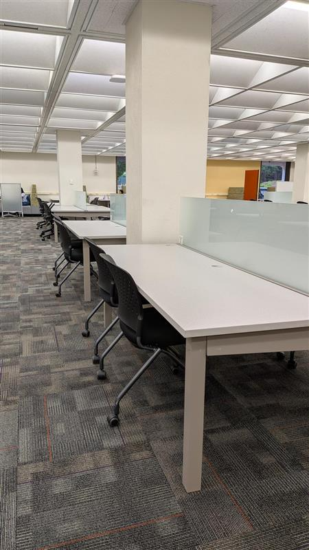 Individual quiet seating with partitioned tables.
